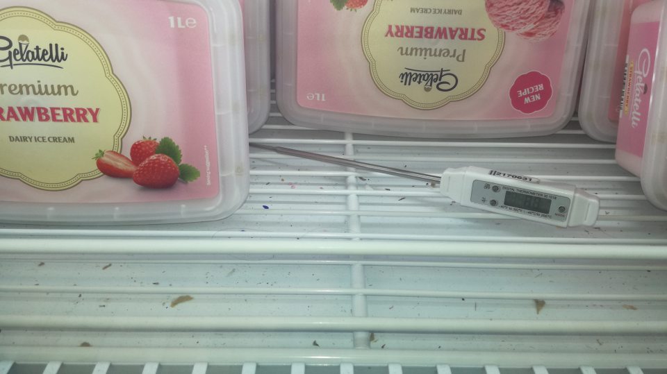 Znečistenie policových visiacich mraziacich zariadení na predajnej ploche.