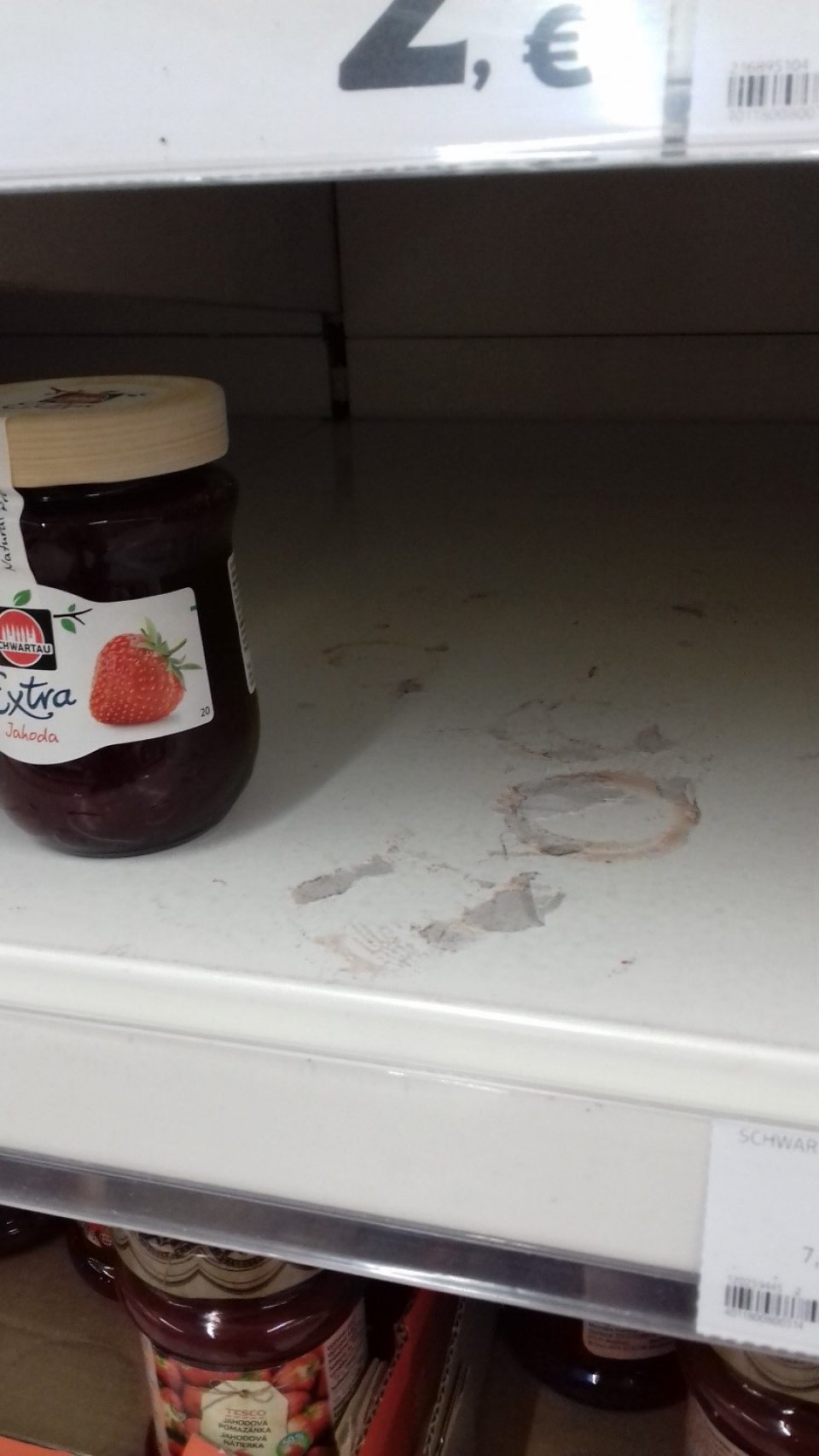 nevyhovujúci hygienický stav, znečistený regál na predajnej ploche
