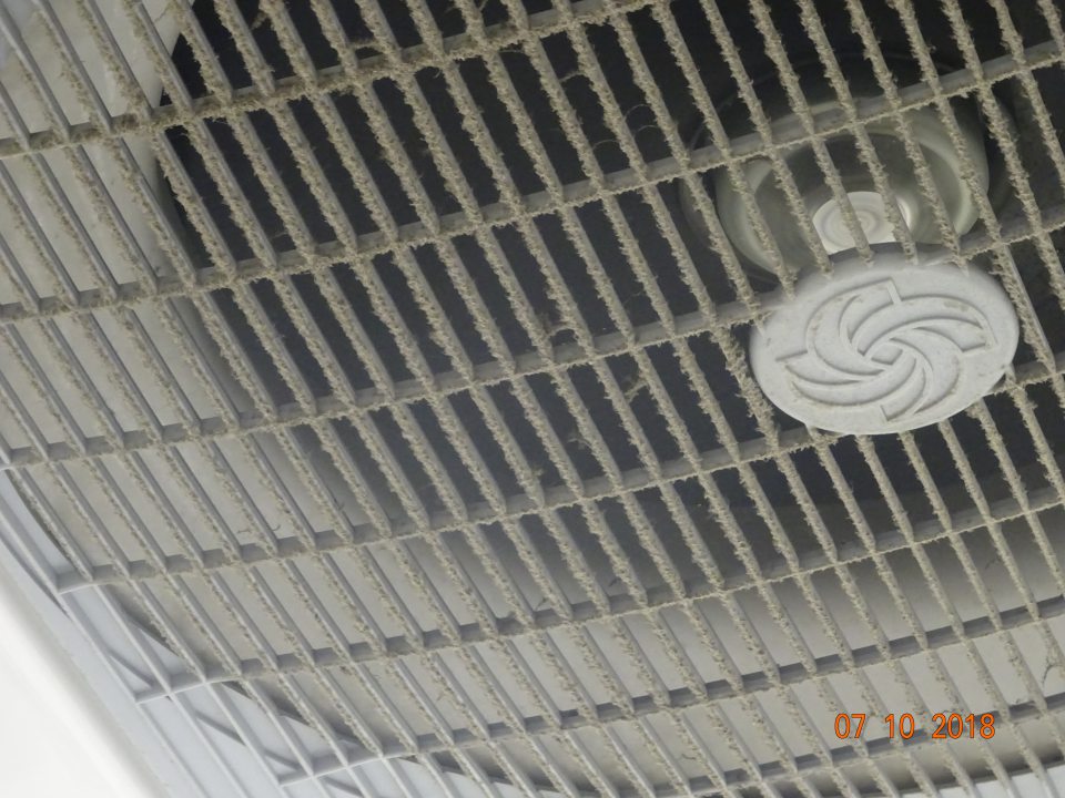 Na rozrábke mäsa silno znečistený stropný chladiaci agregát hrubou vrstvou prachu