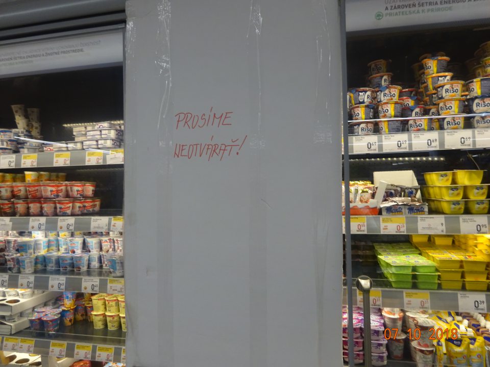 Chýbajúce jedny dvierka na chladiacej vitríne nahradené kartónom a druhé dvierka prilepené lepiacou páskou a označené nápisom "Prosíme neotvárať"