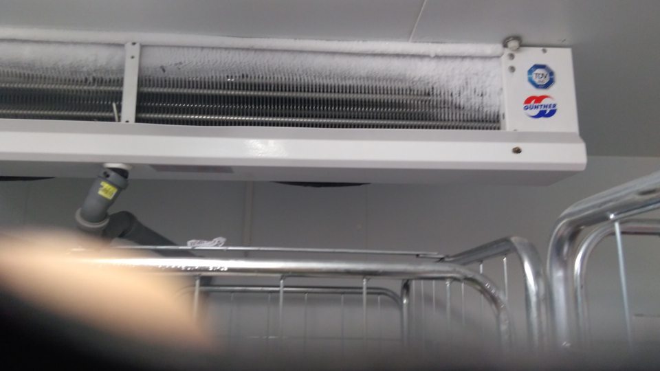 Namrznutý ľadový povlak na mriežkach chladiaceho zariadenia.
