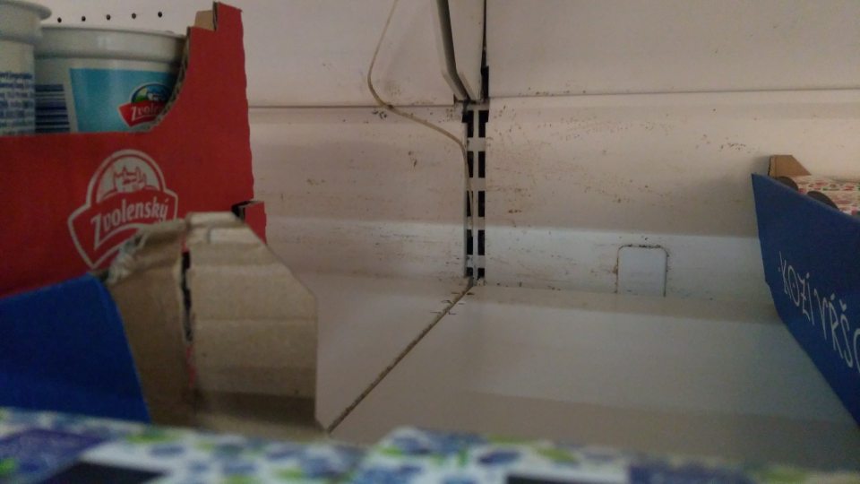 Znečistenie chladiaceho zariadenia určeného na uchovávanie mliečnych výrobkov.