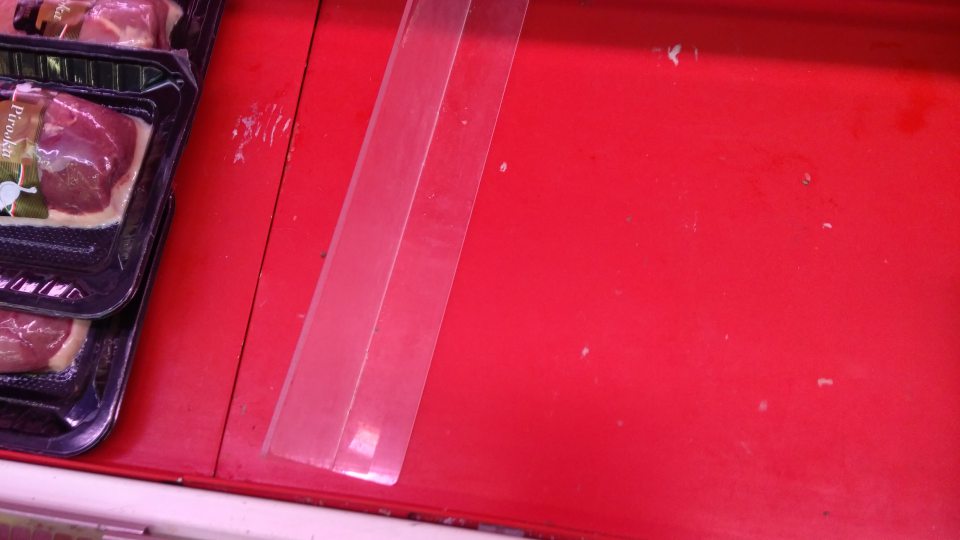 Chladiace zariadenie určené na uchovávanie chladenej hydiny znečistené hrubými nečistotami.