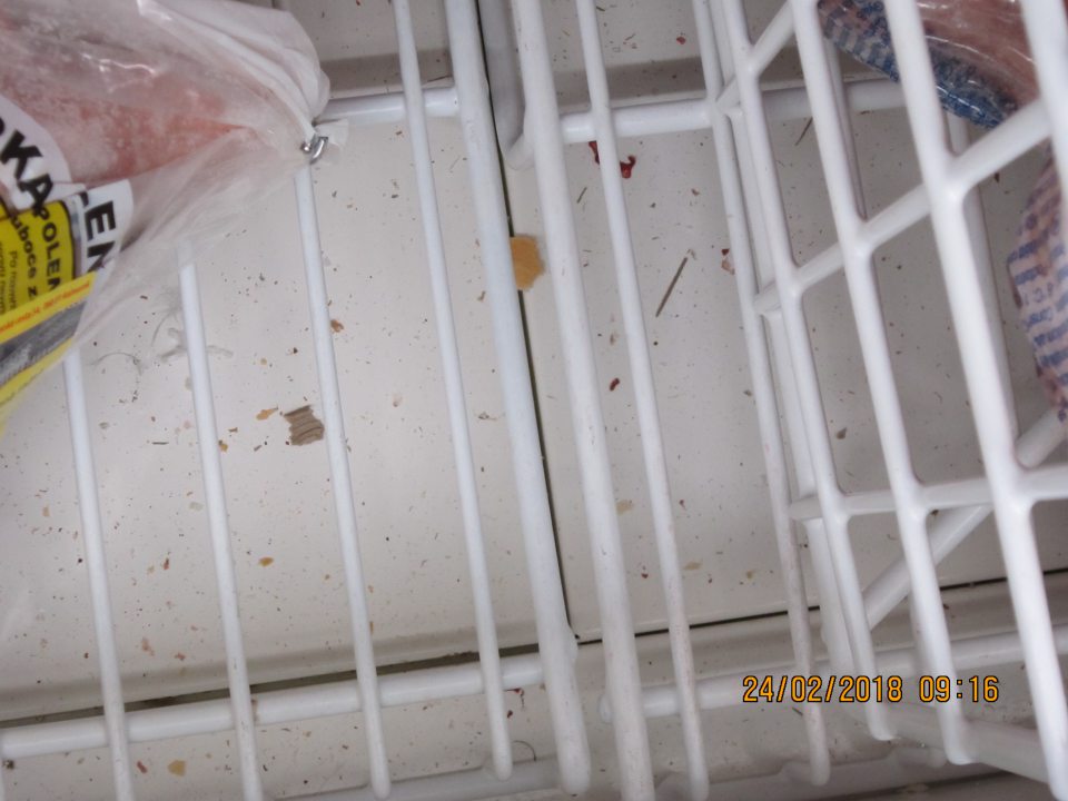 Znečistené mraziace boxy.