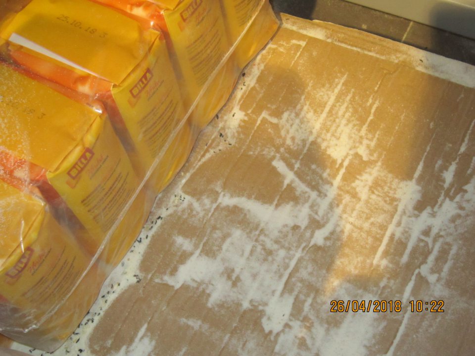 Predajňa: trus hlodavcov na potravinách.