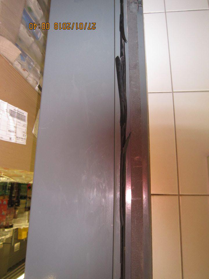 V prevádzke medzi chodbou a šatňou lahôdok poškodené tesnenie na dverách.