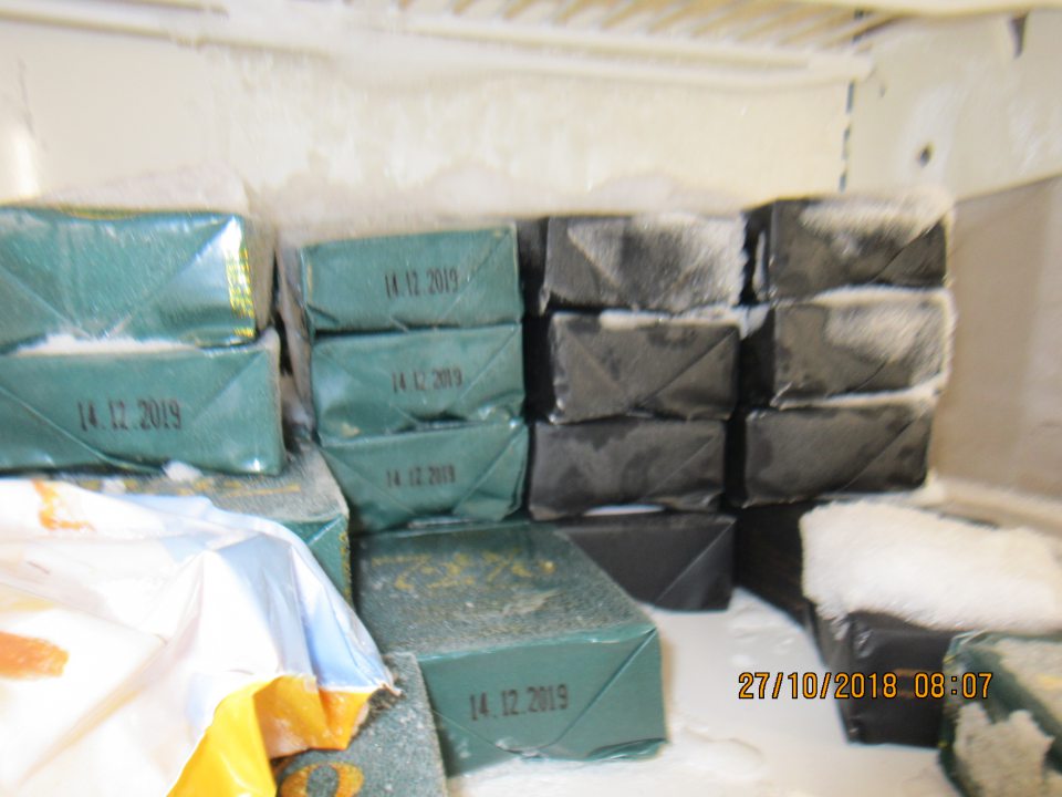 Hygiena technologického zariadenia, pracovné pomôcky: silná vrstva námrazy na balených zmrzlinách a v mraziacom boxe.