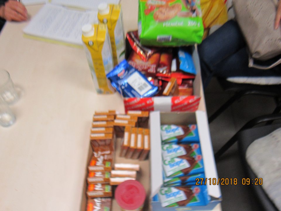 po DS/DMT:1.) Rio Jablkový nápoj z kvetu bazy čiernej 1l, 2ks, DMT: 07.08.2018 2.) Active krehké rohlíčky 250g, 1ks, DMT: 09.10.2018 3.) Natur bujón hovädzí 60g, 20ks, DMT: 4.) Kakao so zníženým množstvom tuku 100g, počet 15ks, DMT: 27.09.2018 5.) Arašidy lúpané Lorenz 150g, 1ks, DMT: 31.08.2018 6.) Oblátka s arašidovou krémovou náplňou máčaná v kakaovej poleve bezgluténová 35g, 9ks, DMT: 11.10.2018 7.) Snico - horčica s feferónmi 180g, 1ks, DMT: 13.09.2018