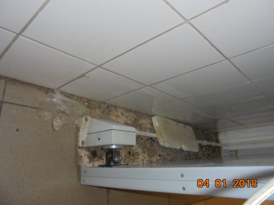 Hrubá vrstva znečistenia, zvyškov potravín a nánosov špiny v rohu miestnosti na manipuláciu  a prípravu pekárenských polotovarov.