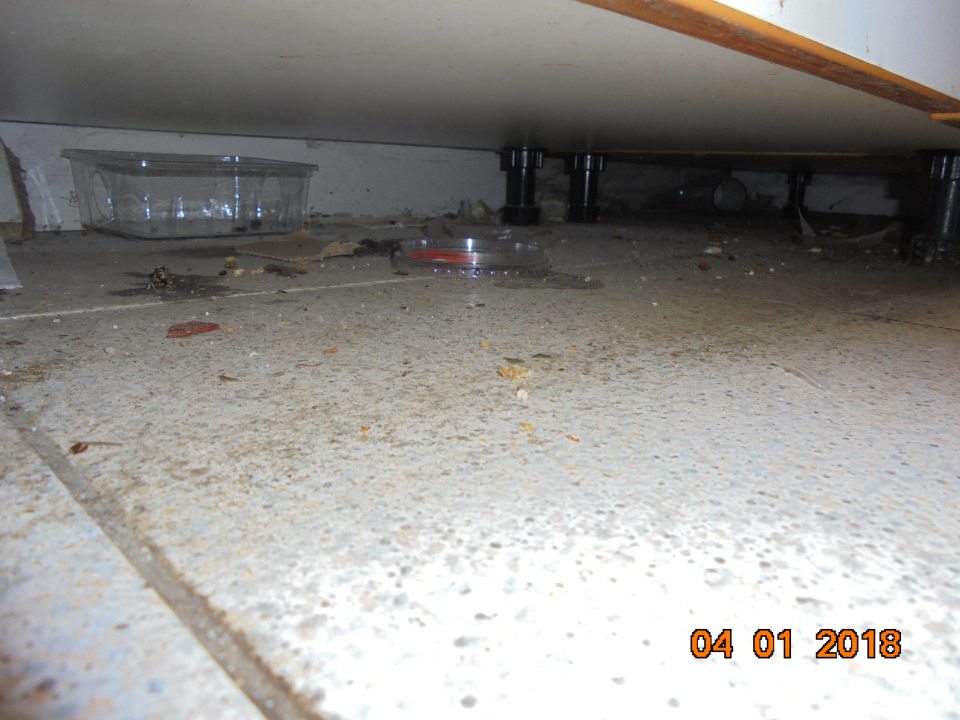 Znečistenie pod skrinkami suchého skladu.