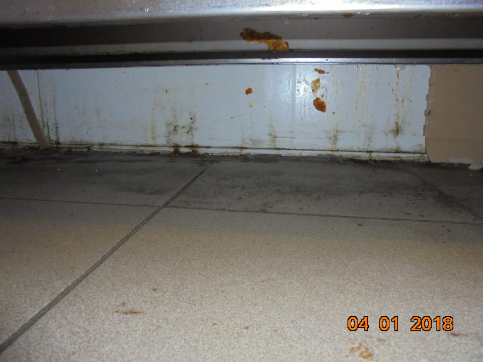 Znečistenie podlahy stien a podlahy v sklade s lahôdkárskymi výrobkami.