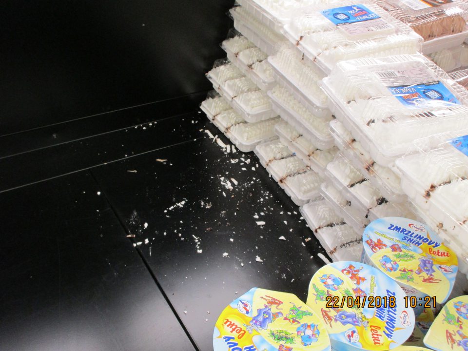 Mraziace zariadenie znečistené zvyškami potravín.