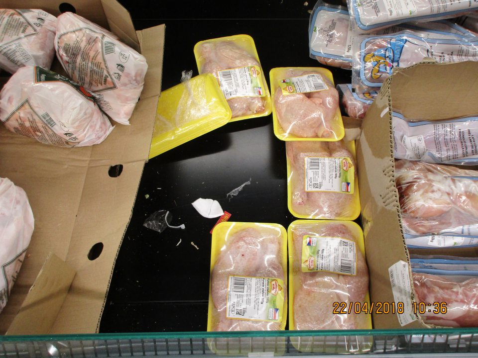 Mraziace zariadenie znečistené zvyškami potravín.