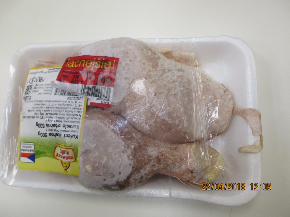 Predaj mrazených potravín s poškodeným obalom, stopami po vymrazení.