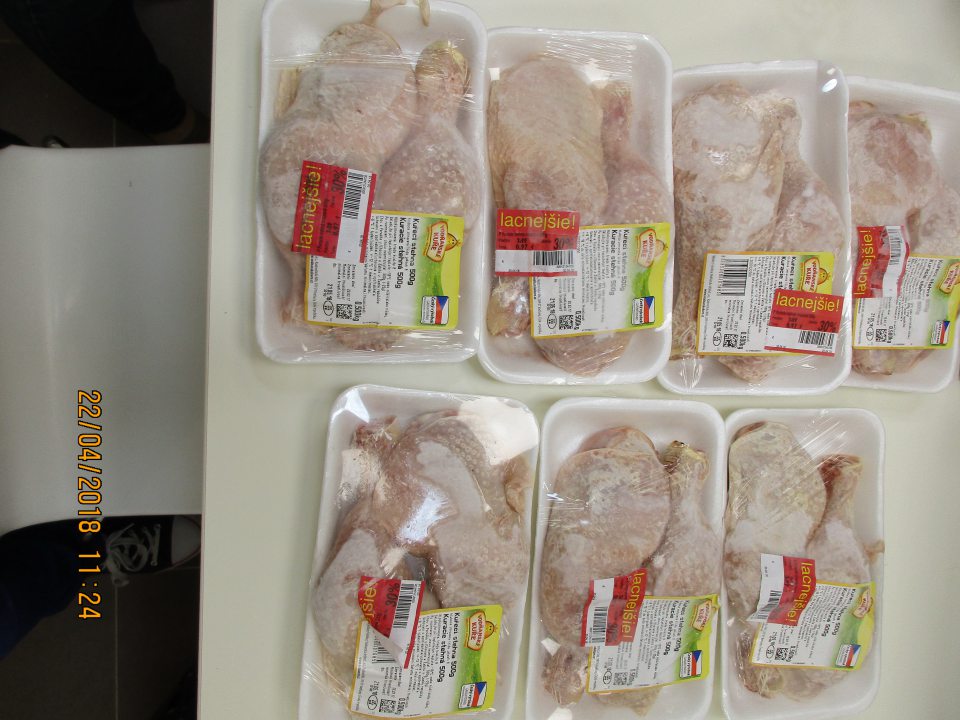 Predaj mrazených potravín s poškodeným obalom, stopami po vymrazení.