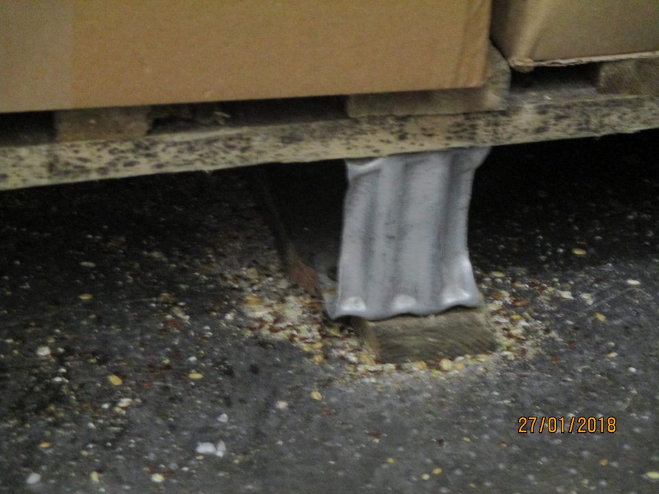 Nánosy nečistôt, zbytkov potravín v mraziacom zariadení na pekárske polotovary.