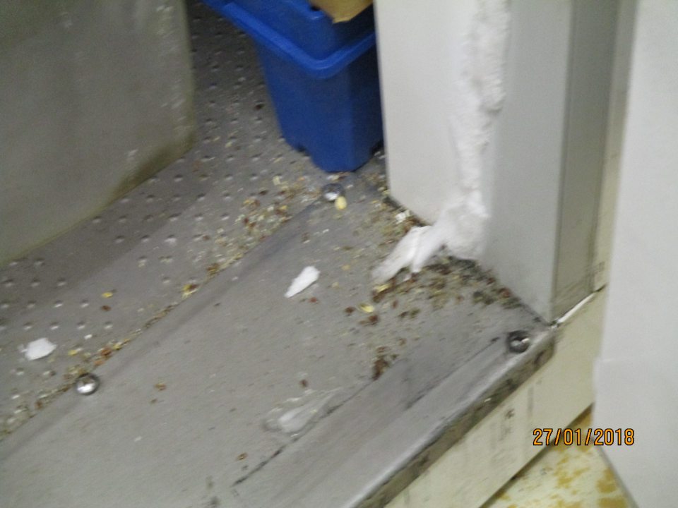 Nánosy nečistôt, zbytkov potravín v mraziacom zariadení na pekárske polotovary.