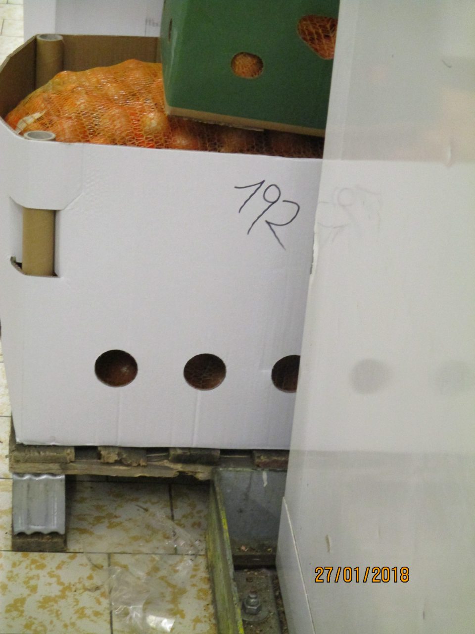 Znečistená podlaha v skladových priestoroch.