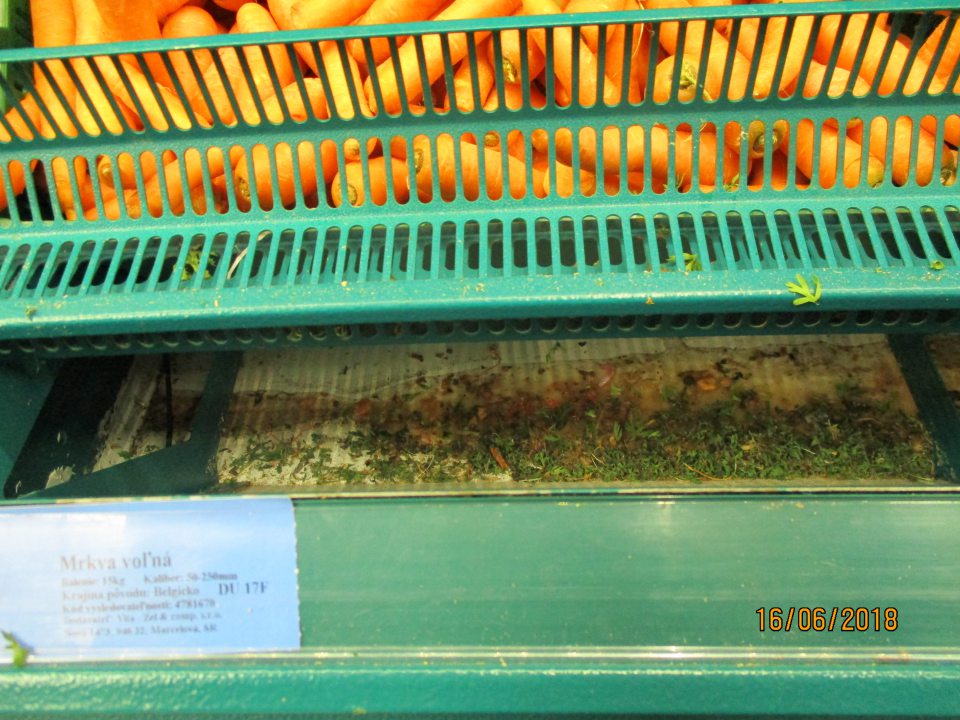 Znečistené chladiace zariadenie na predaj zeleniny.