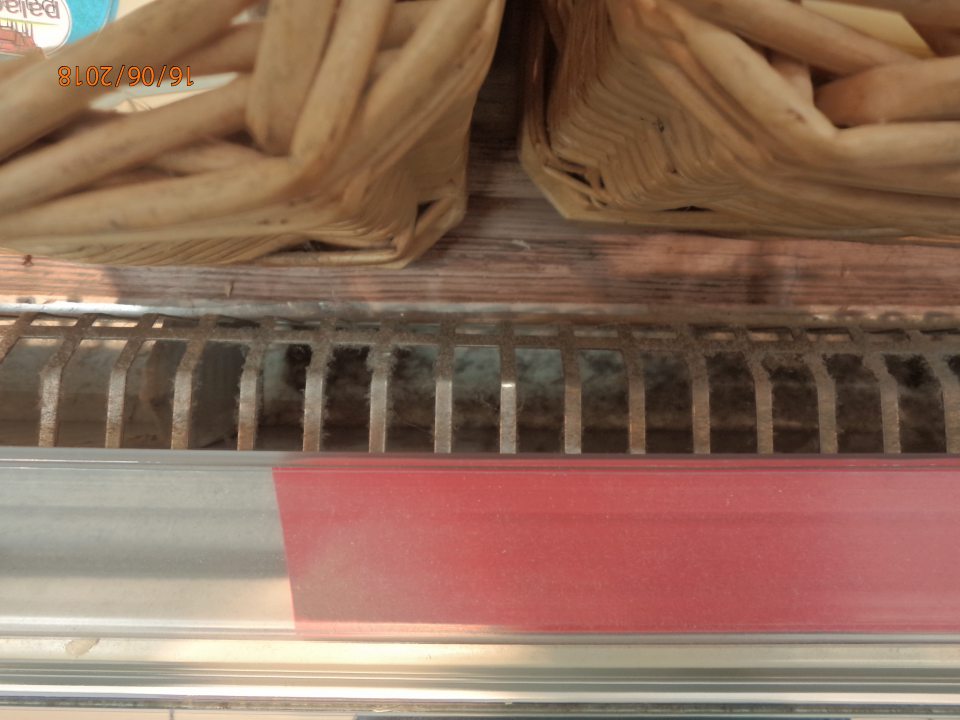 Znečistené chladiace zariadenie na predaj syrov.