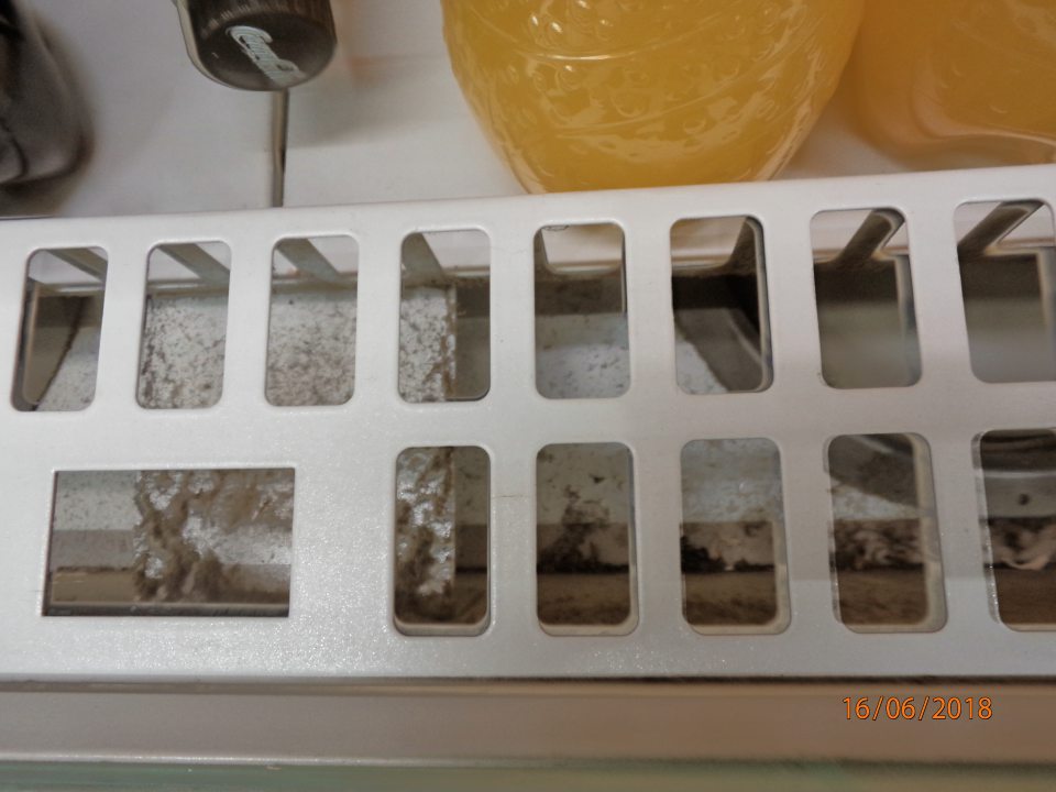 Znečistené chladiace zariadenie na predaj nápojov.