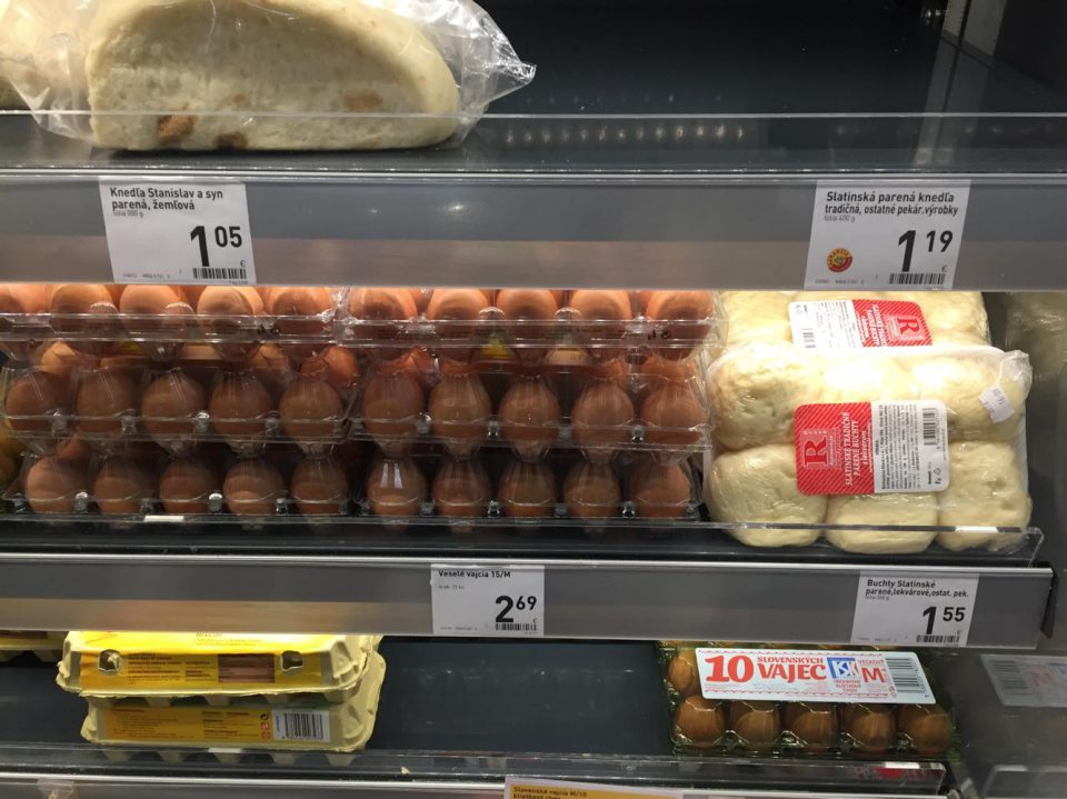 Hygiena predaja - nesprávne spoločné uchovávanie vajec a parených výrobkov