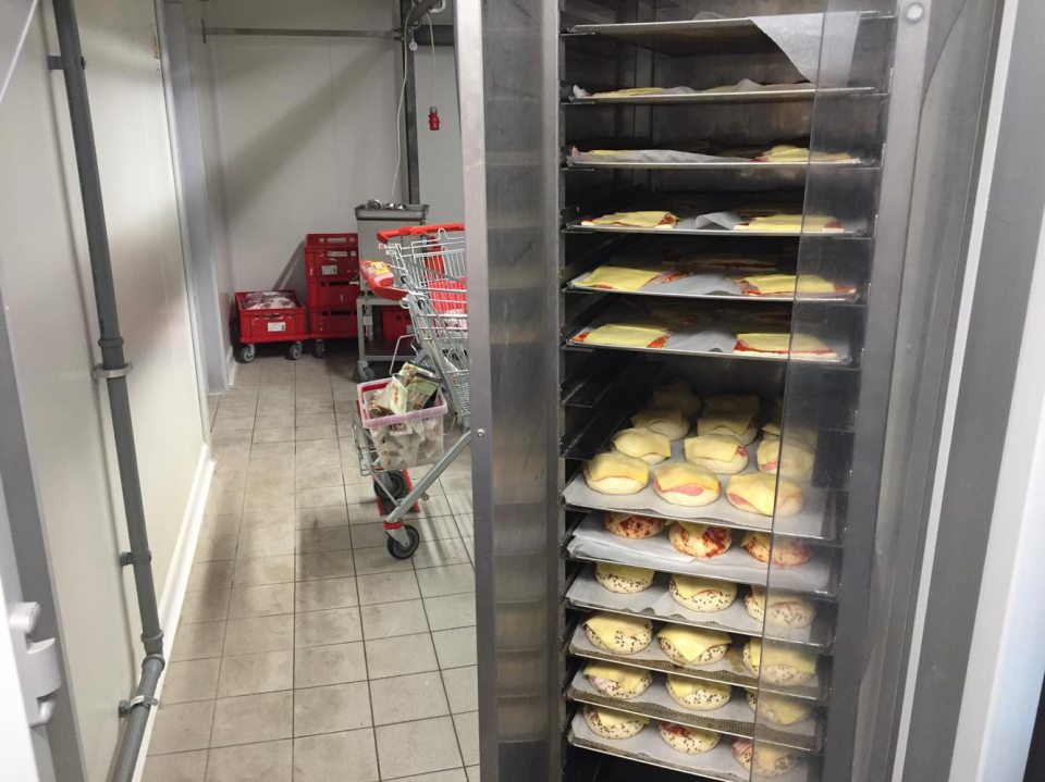 Spoločné skladovanie mäsa a pekárskych polotovarov určených na dopekanie v sklade mäsa.