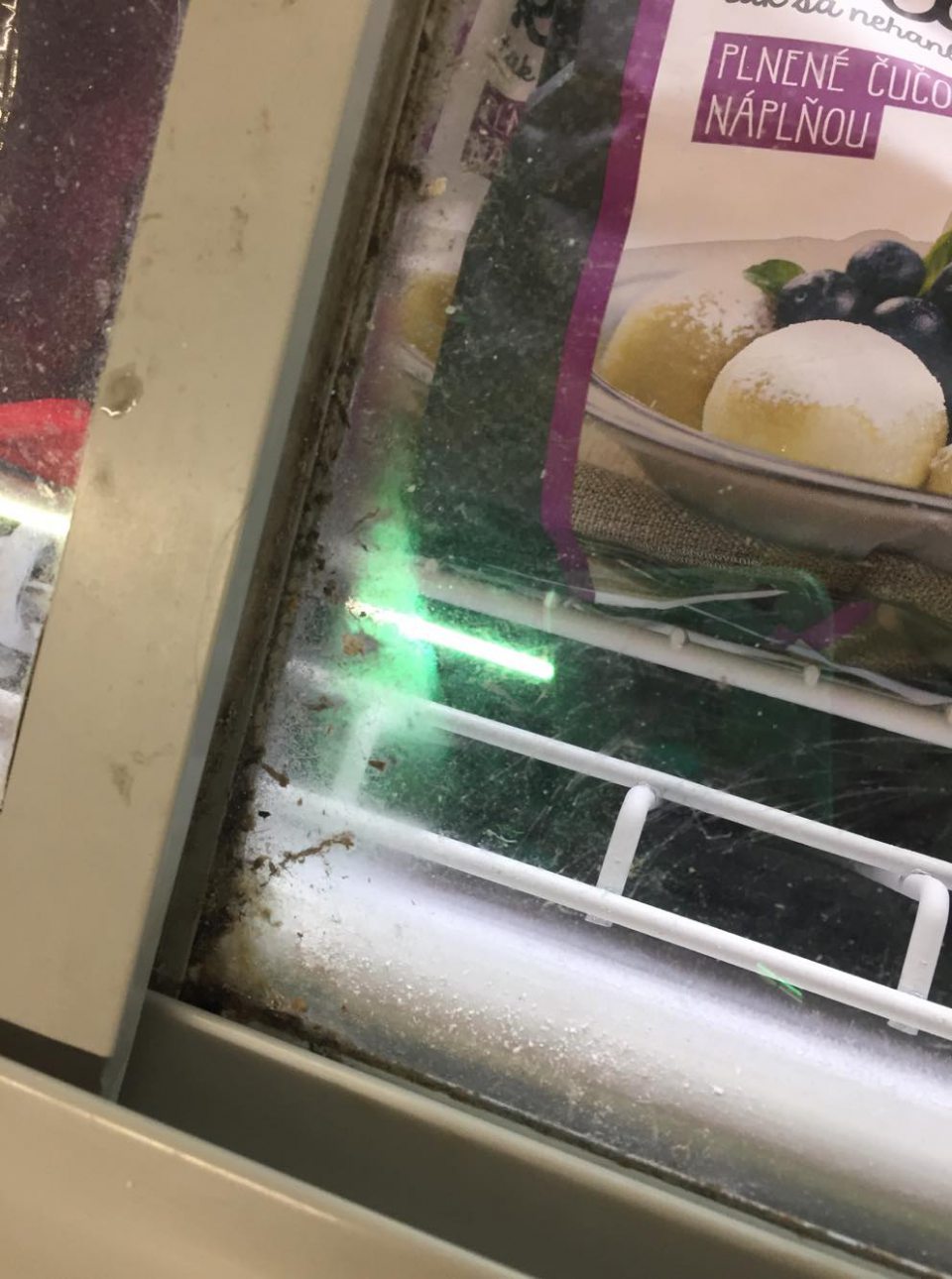 Znečistený kryt mraziaceho boxu.