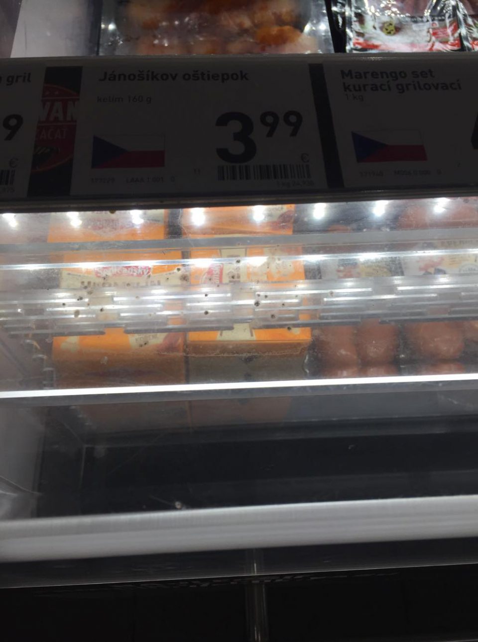 Znečistený kryt chladiaceho boxu.