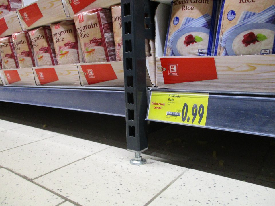 Znečistené podlahy pod regálmi a paletami na predajnej ploche.