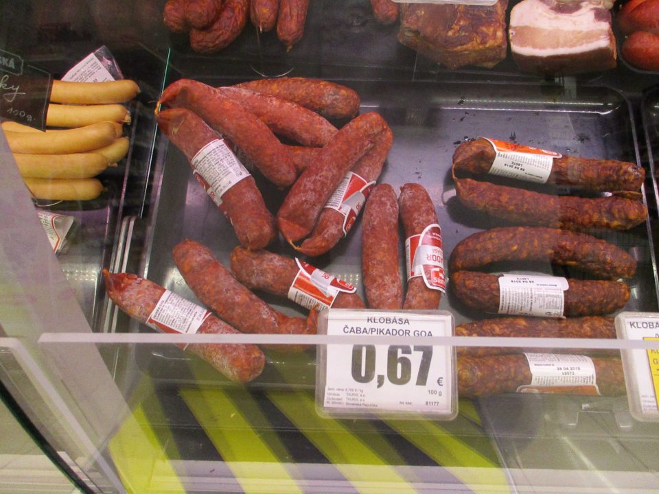 Potraviny s končiacim dátumom spotreby neoznačené informáciou pre spotrebiteľa ani oddelene neumiestnené. 