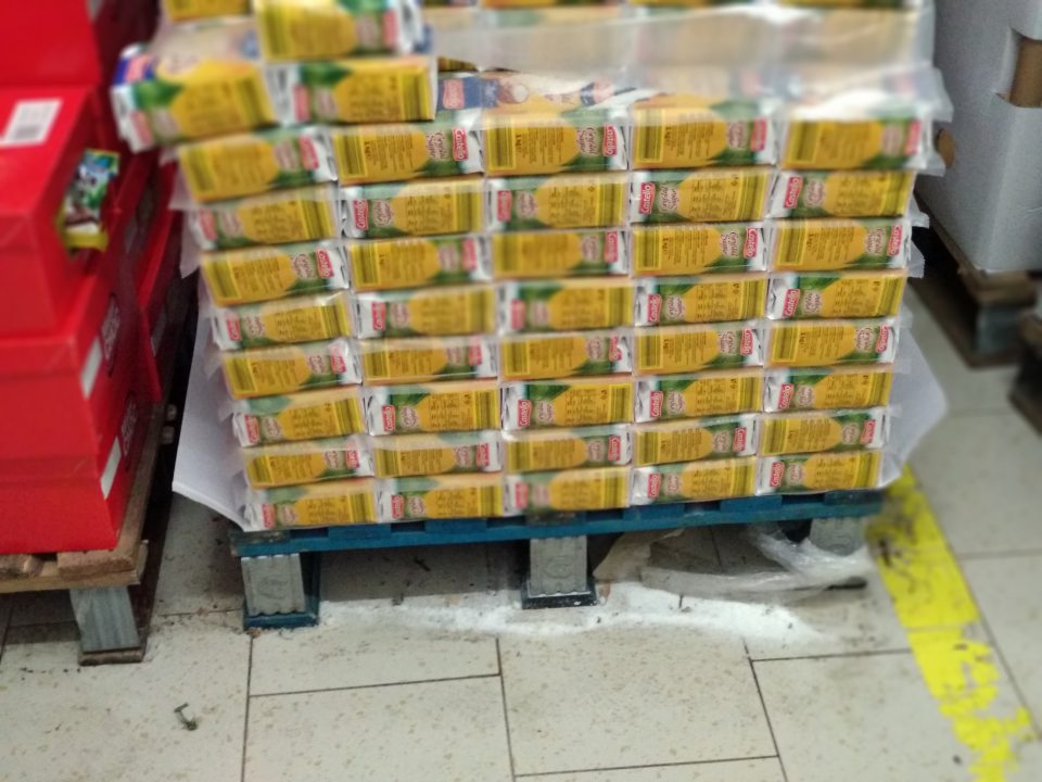 Znečistená podlaha v sklade potravín