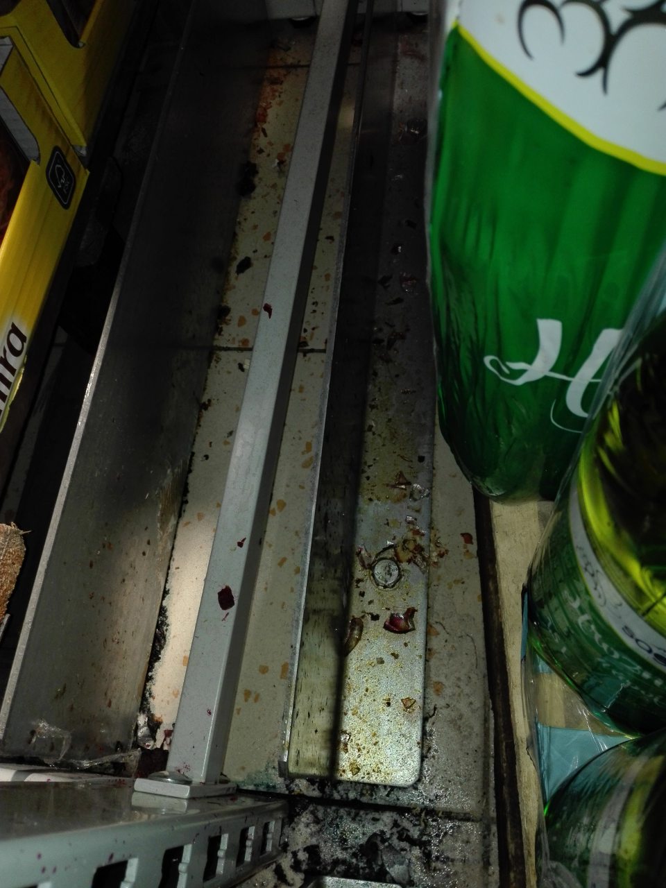 Znečistenie podlahy zvyškami potravín na pracovnej ploche.