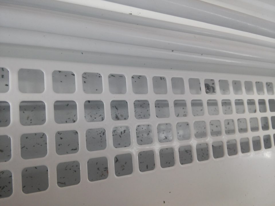 Znečistenie mraziacich zariadení na predajnej ploche v oblasti mriežok.