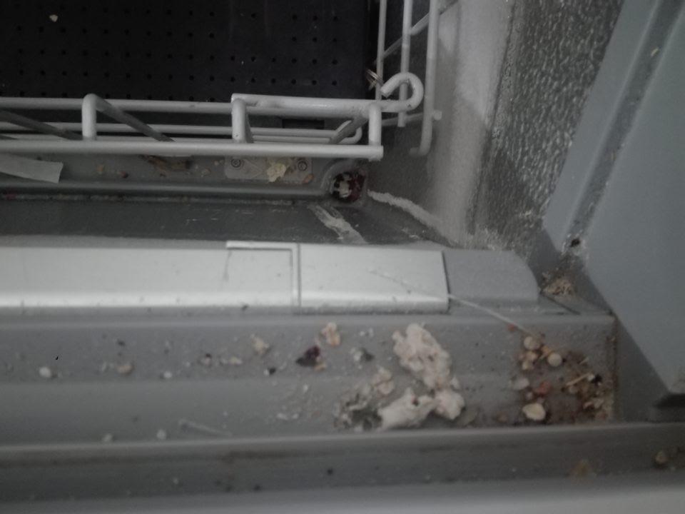 Znečistenie mraziacich a chladiacich zariadení na predajnej ploche.