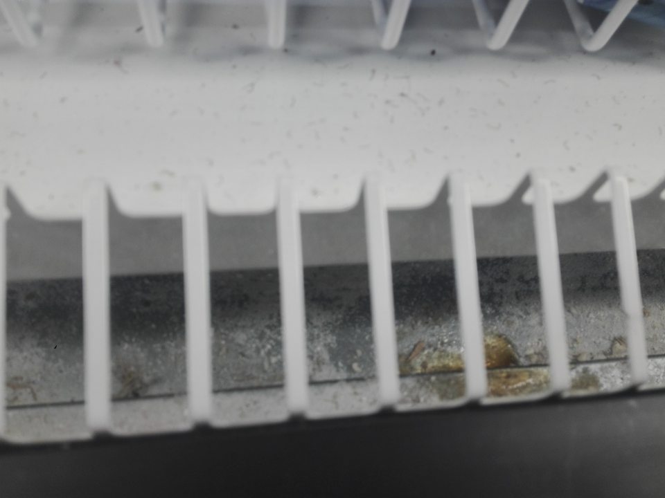 Mraziace zariadenia znečistené prachom, zvyškami uložených potravín a obalovým materiálom.