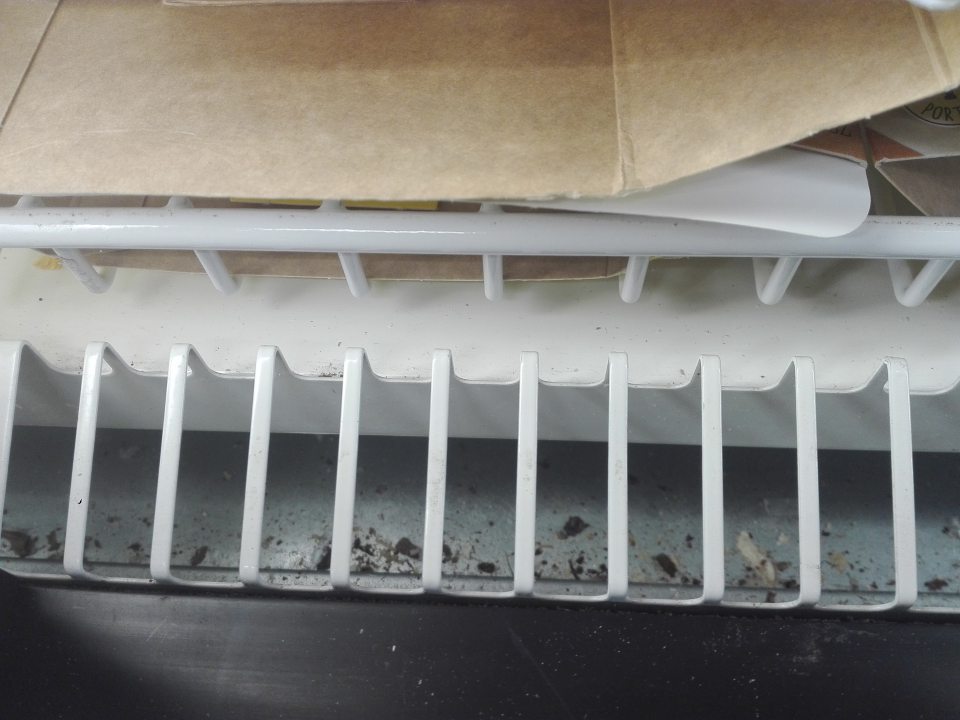 Mraziace zariadenia znečistené prachom, zvyškami uložených potravín a obalovým materiálom.