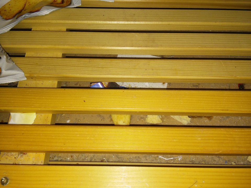 Znečistený regál so suchármi