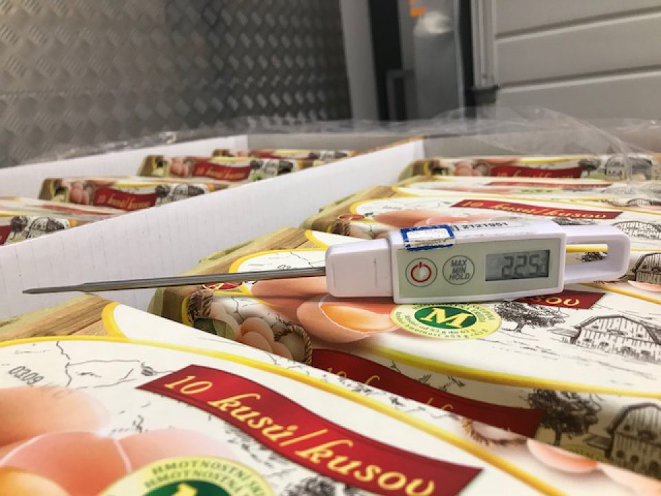 V priestore príjmu sa nachádza paleta so slepačími vajcami, kontrolou teplotných podmienok bola z kalibrovaného teplomera odčítaná teplota +22,5 °C o 9:40 hod. a +22 °C o 10:40 hod, pričom výrobca uvádza podmienky skladovania: Skladujte pri nekolísavej teplote +5°C až +18 °C.