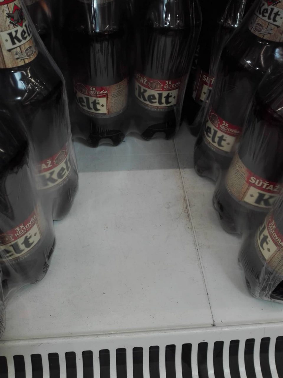V chladiacej vitríne, v ktorej sa nachádzajú alkoholické a nealkoholické nápoje a v malej chladničke s redlermi boli regály a spodná plocha znečistené nalepenými nečistotami a prachom.