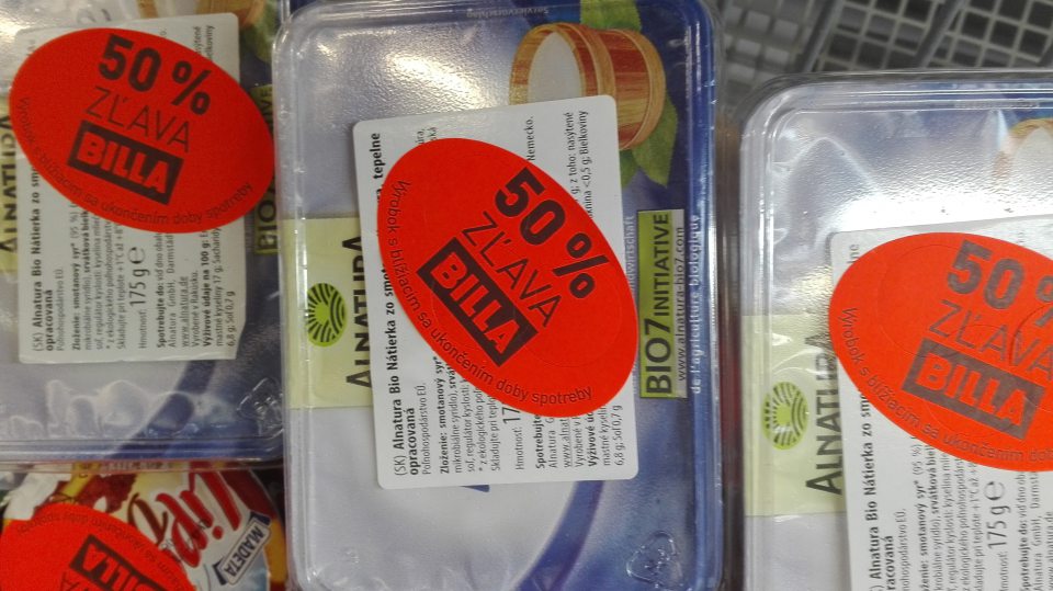 Predaj potravín, ktoré mali prelepenú originálnu etiketu s etiketou prevádzkovateľa ,,Akcia,,. Táto etiketa prevádzkovateľa zakrývala údaje na originálnej etikete.