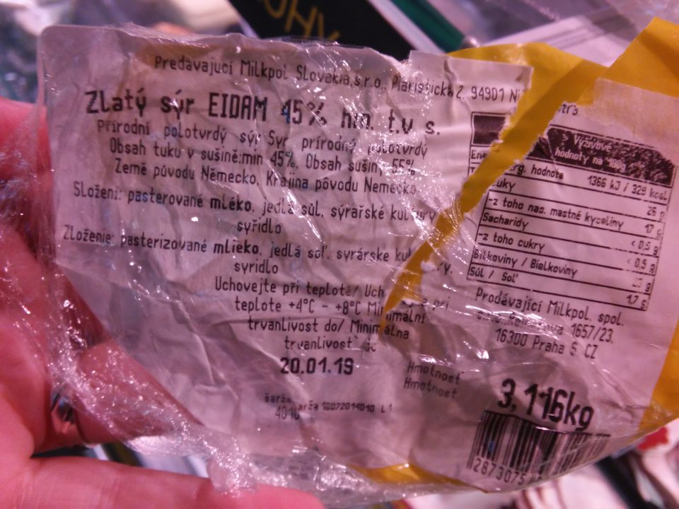 Nesúlad medzi originálnymi etiketami a etiketami z váhy pri pultovom predaji nebalených mäsových výrobkov a nebalených lahôdkarských výrobkov.