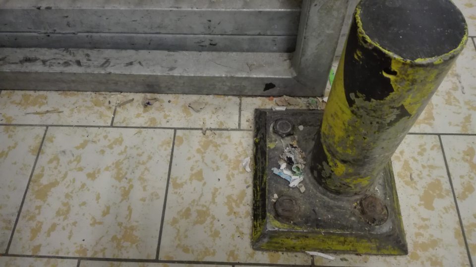 v manipulačnom sklade bola podlaha silne znečistená hrubými nánosmi špiny, obalového materiálu, zvyškami potravín a inými nečistotami
