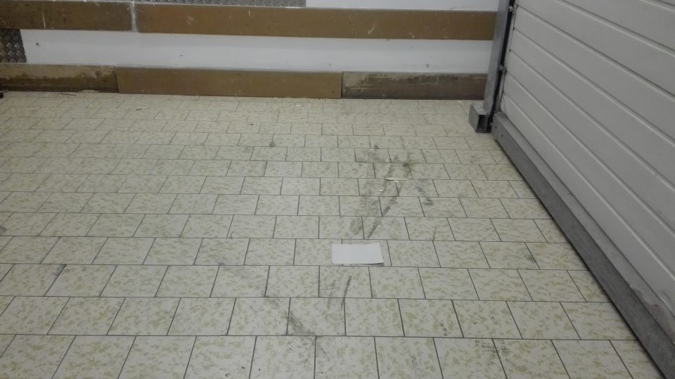 v manipulačnom sklade bola podlaha silne znečistená hrubými nánosmi špiny, obalového materiálu, zvyškami potravín a inými nečistotami