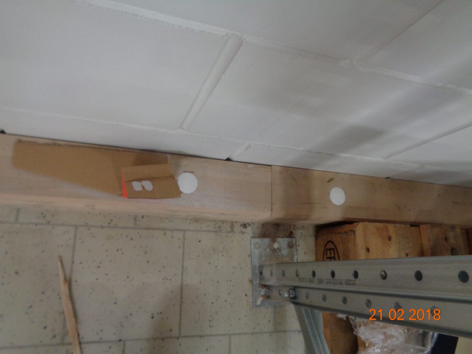 Znečistená podlaha v sklade.