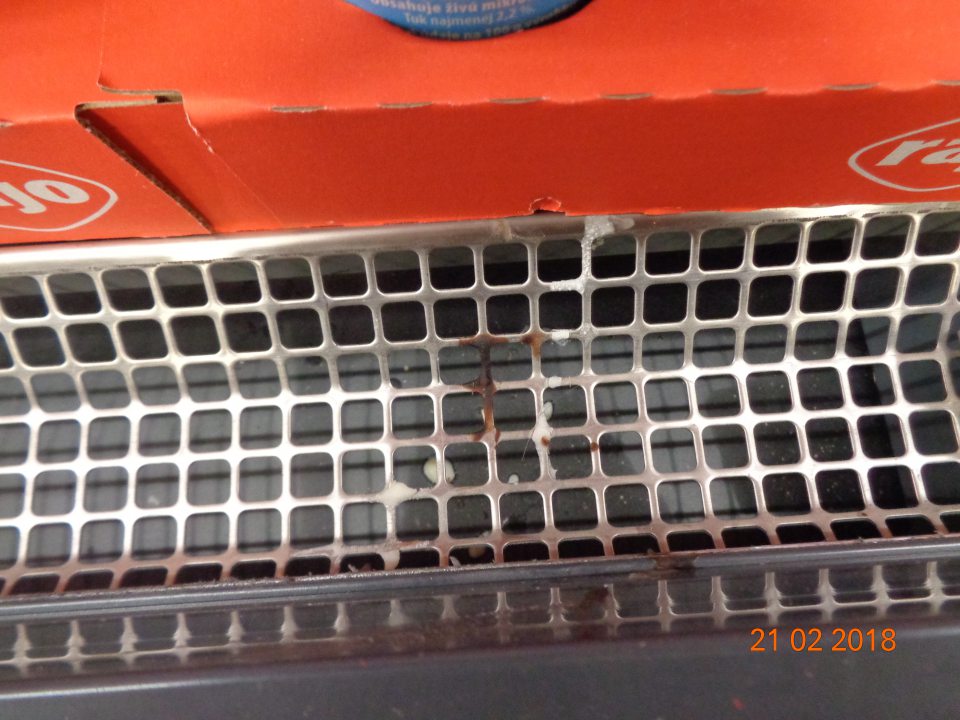 Znečistené chladiace vitríny.