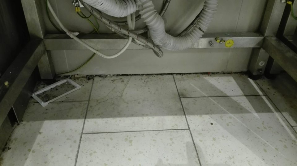 znečistená podlaha vo výrobnom priestore