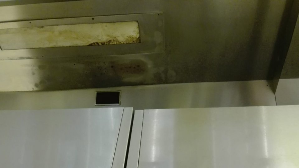 znečistený digestor a priestor nad pecami