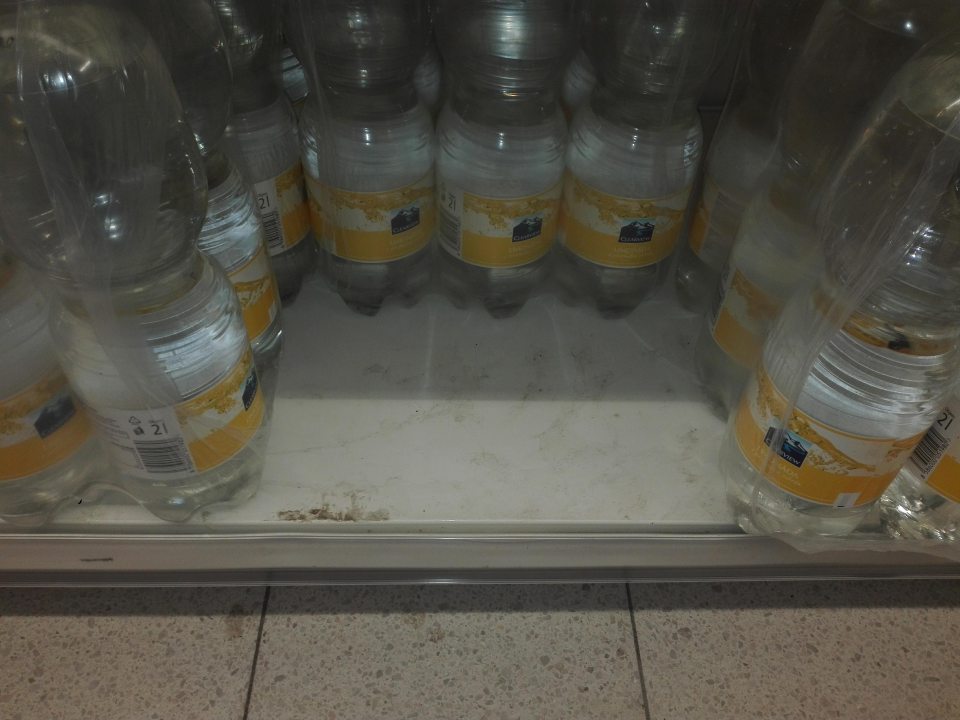 na predajnej ploche zistené znečistenie ložnej plochy regálov