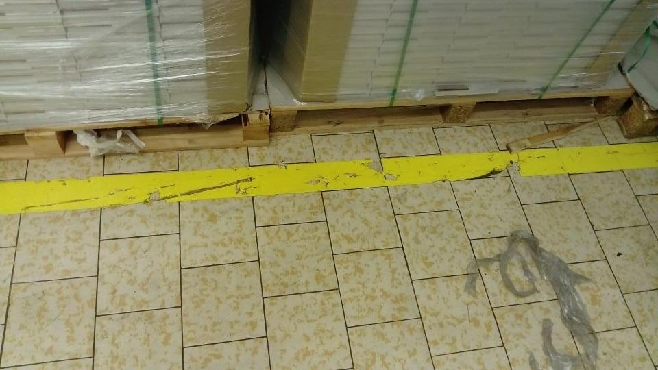 Znečistená podlaha v suchom sklade